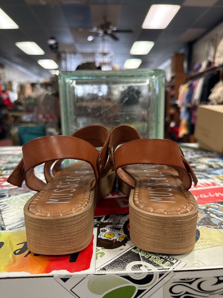 NWOT MUSSE & CLOUD SANDALS