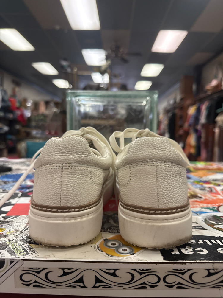 VINCE CAMUTO LEATHER SNEAKER (org$80)