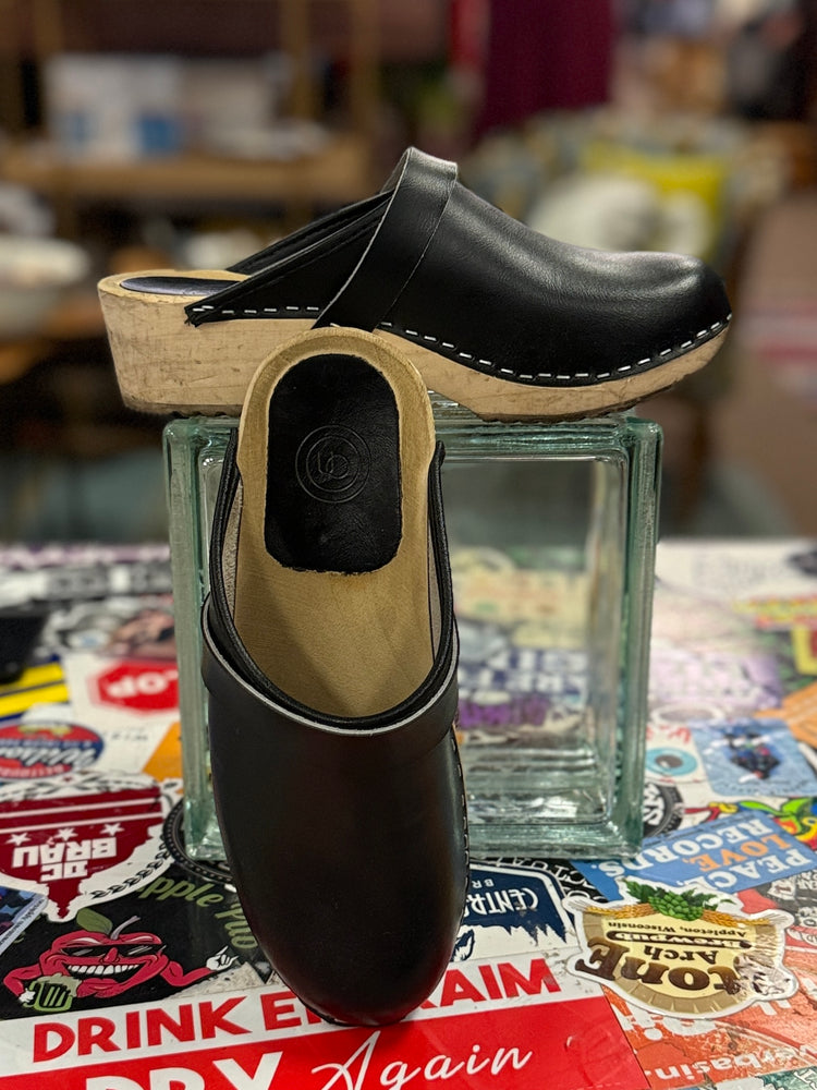 UO SWEDISH CLOGS (org$129)