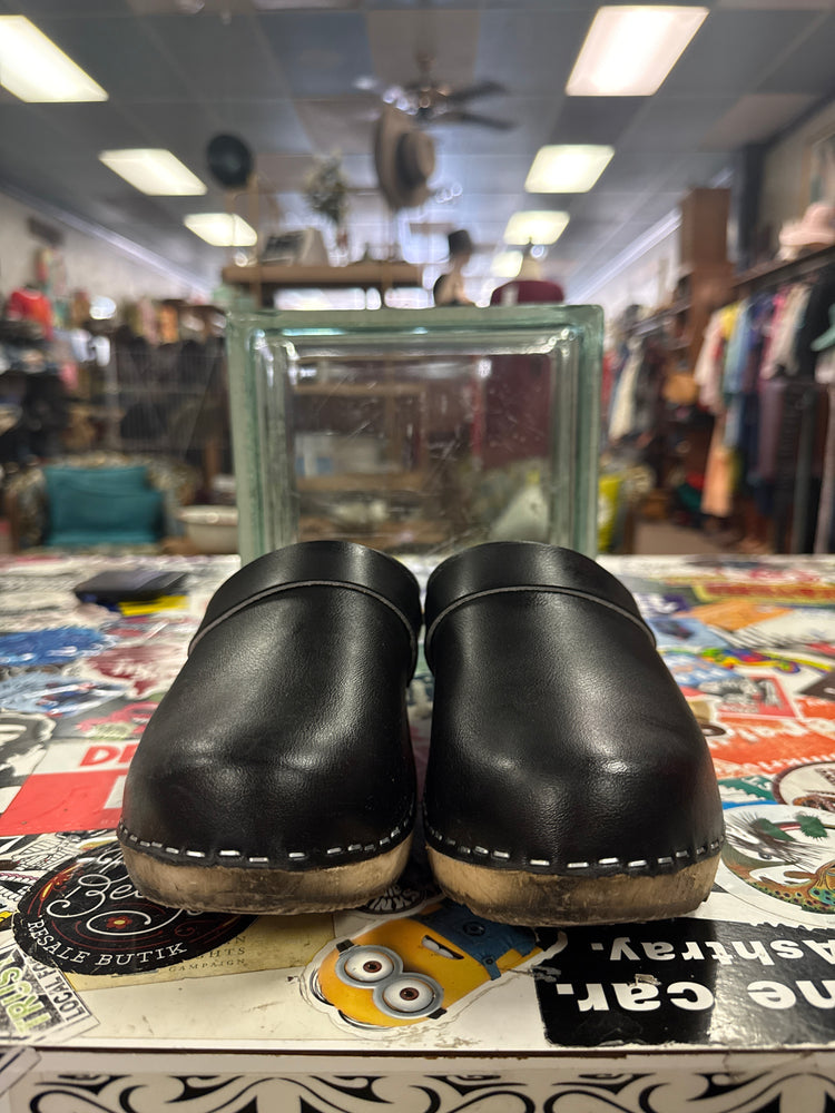 UO SWEDISH CLOGS (org$129)