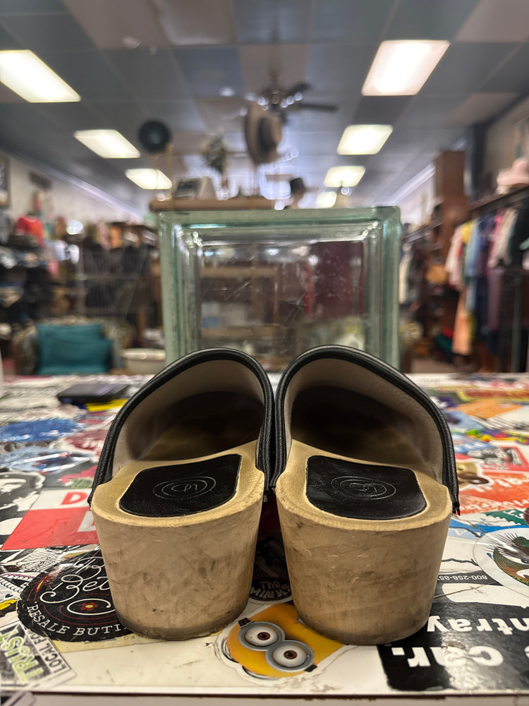 UO SWEDISH CLOGS (org$129)
