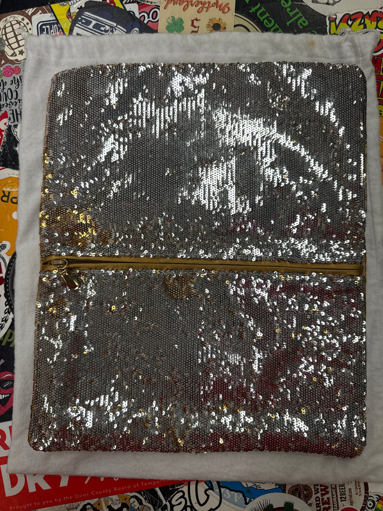 NWOT BCBG SEQUIN CLUTCH (org$128)