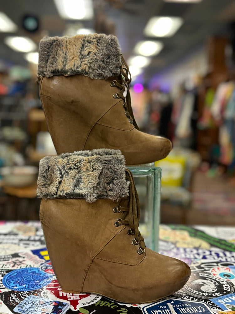 NWOB BOUTIQUE9 LEATHER WEDGE BOOTIE