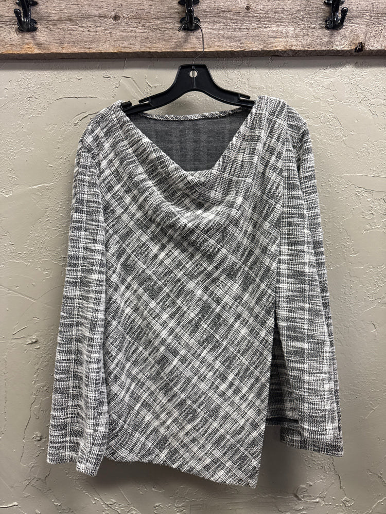 BLACK & WHITE DRAPED TOP