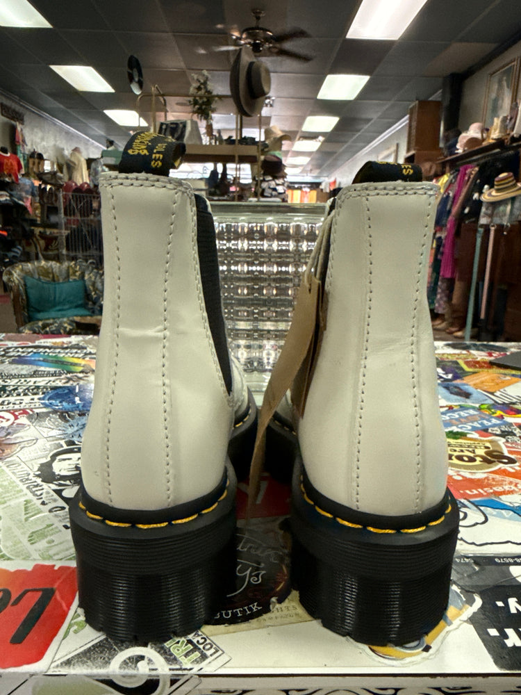 NWT DR MARTEN SMOOTH LEATHER BOOT