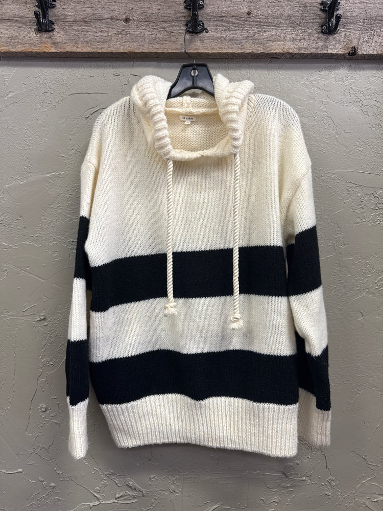 EN CREME HOODED SWEATER