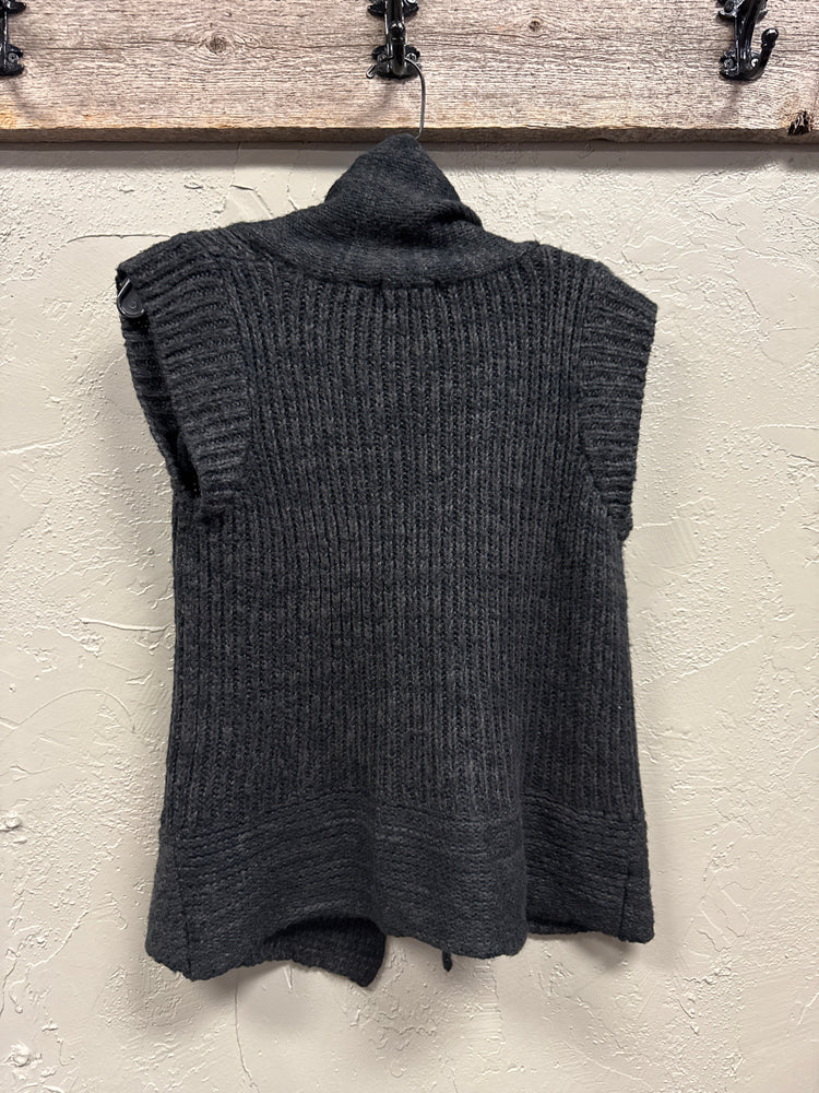 CAROL ROSE SLEEVELESS SWEATER