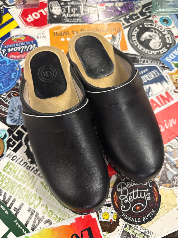 UO SWEDISH CLOGS (org$129)