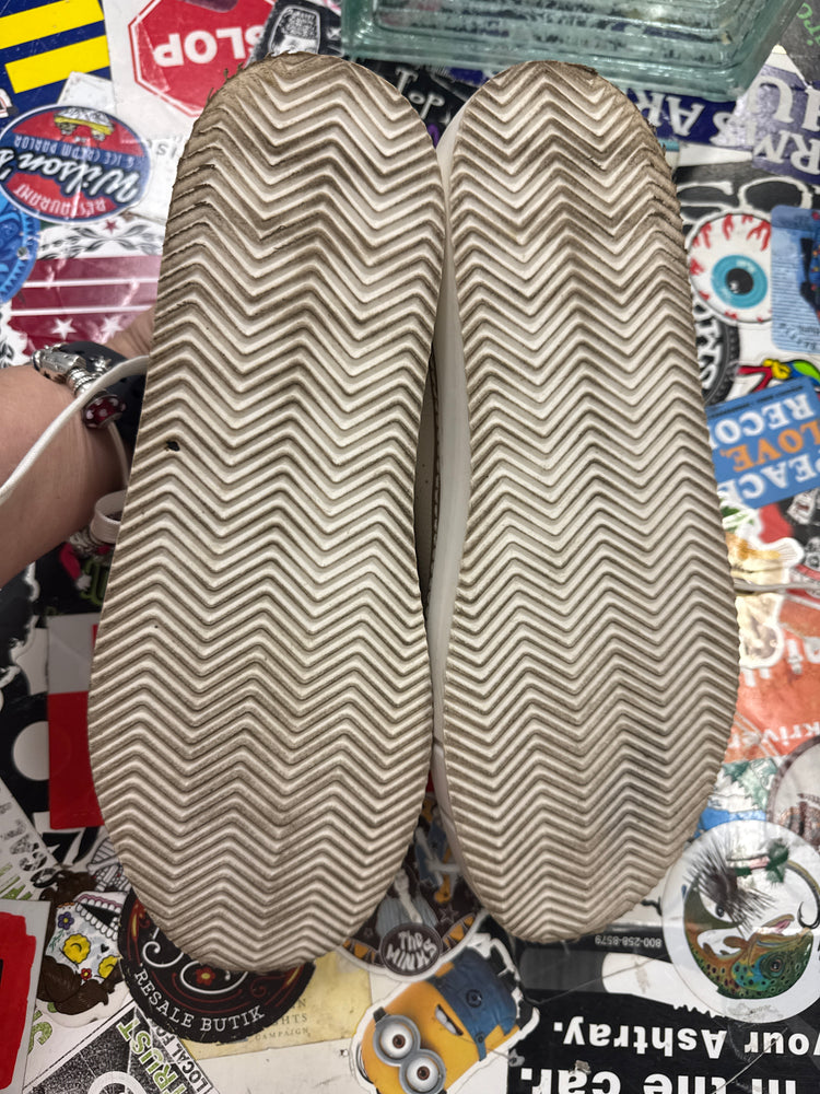 VINCE CAMUTO LEATHER SNEAKER (org$80)