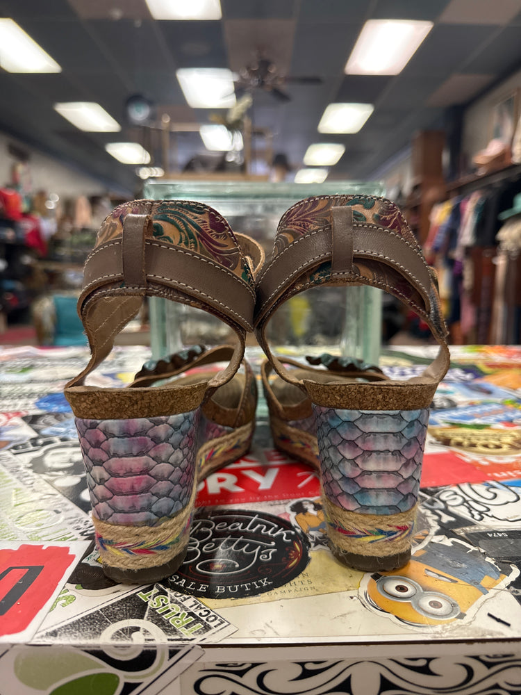 L’ARTISTE WEDGE SANDAL (org$140)