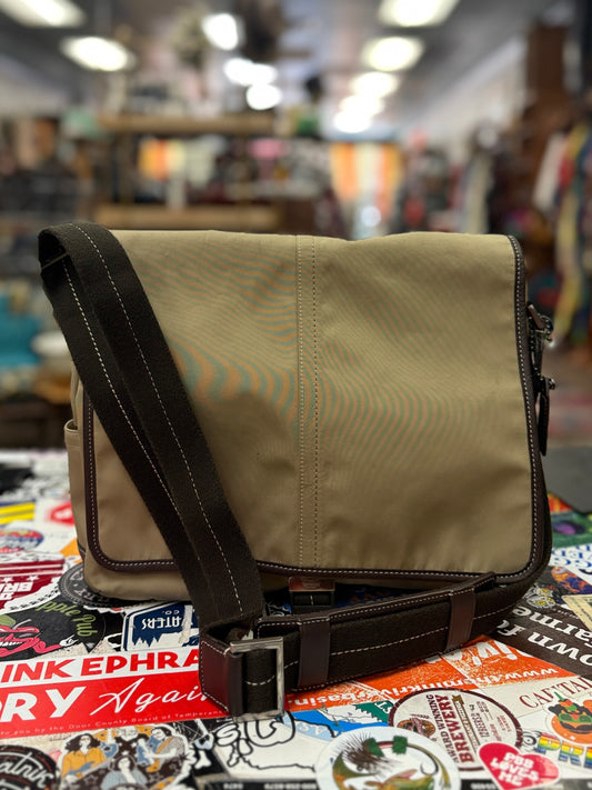 COACH TRANSATLANTIC MESSANGER (org$300)