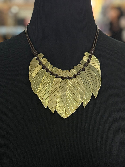 NWT METAL LEAF NECKLACE