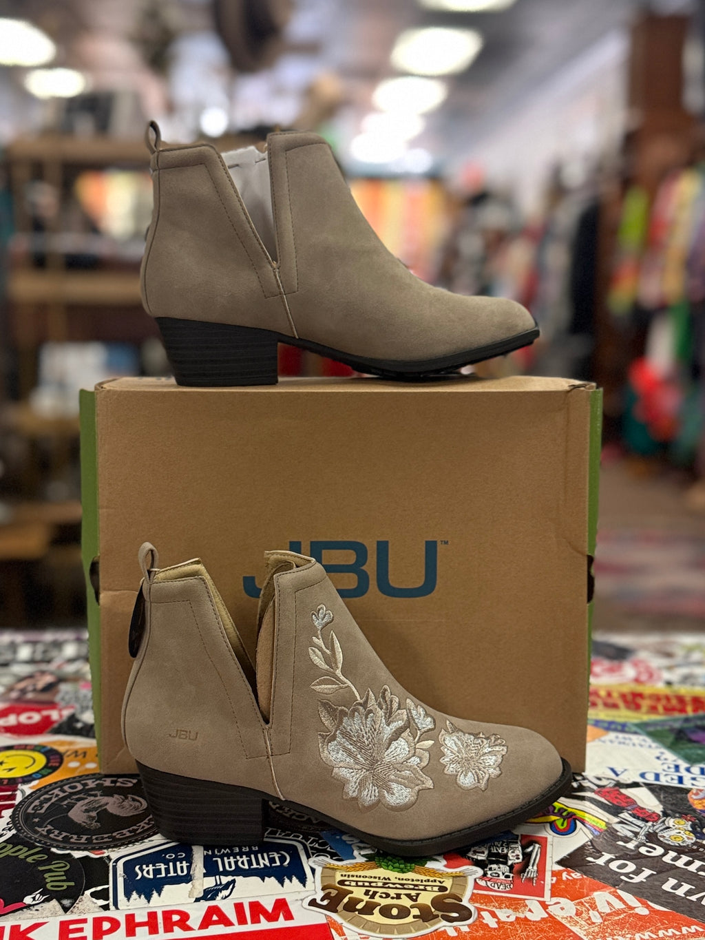 NIB JBU FLORAL EMBROIDERED BOOT (org$98)