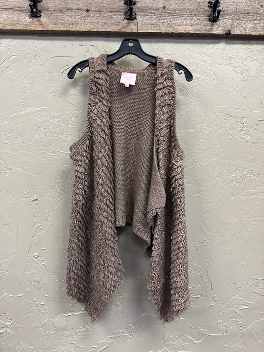 ROMEO & JULIET SWEATER VEST