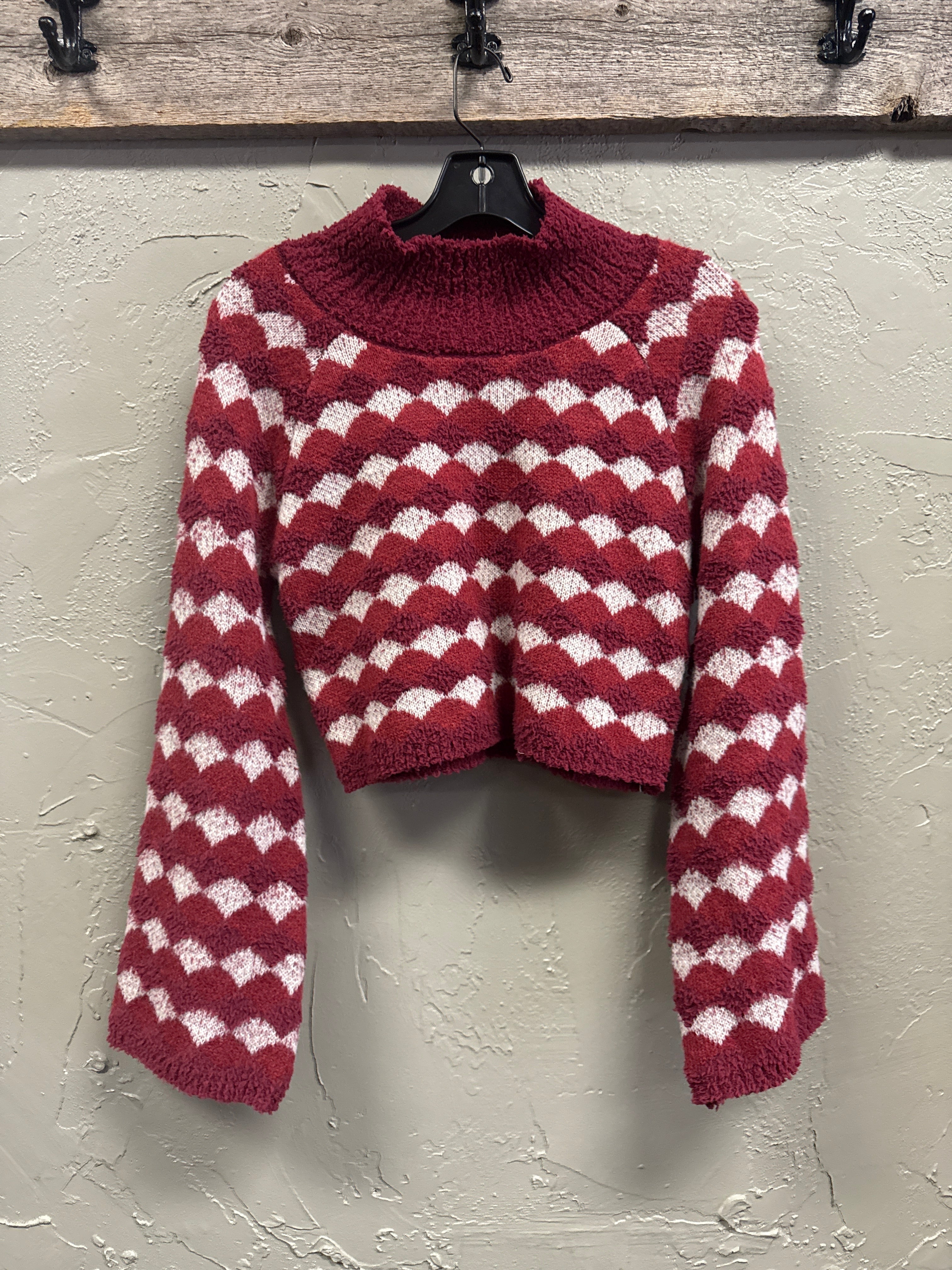 SCALLOP DESIGN CROP SWEATER