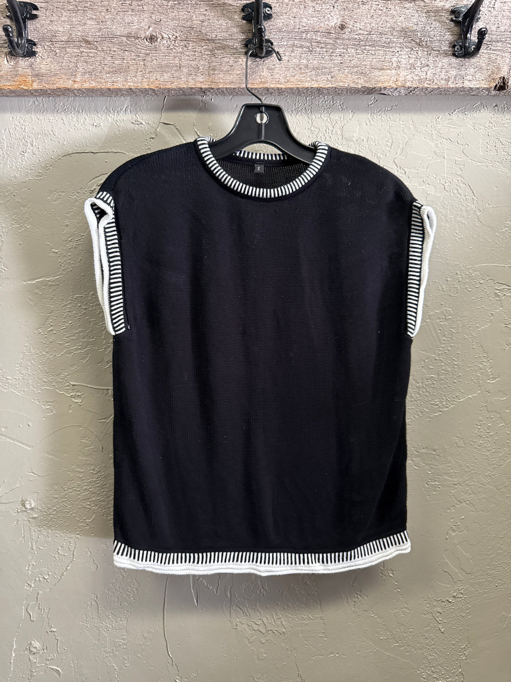 SLEEVELESS KNIT TOP