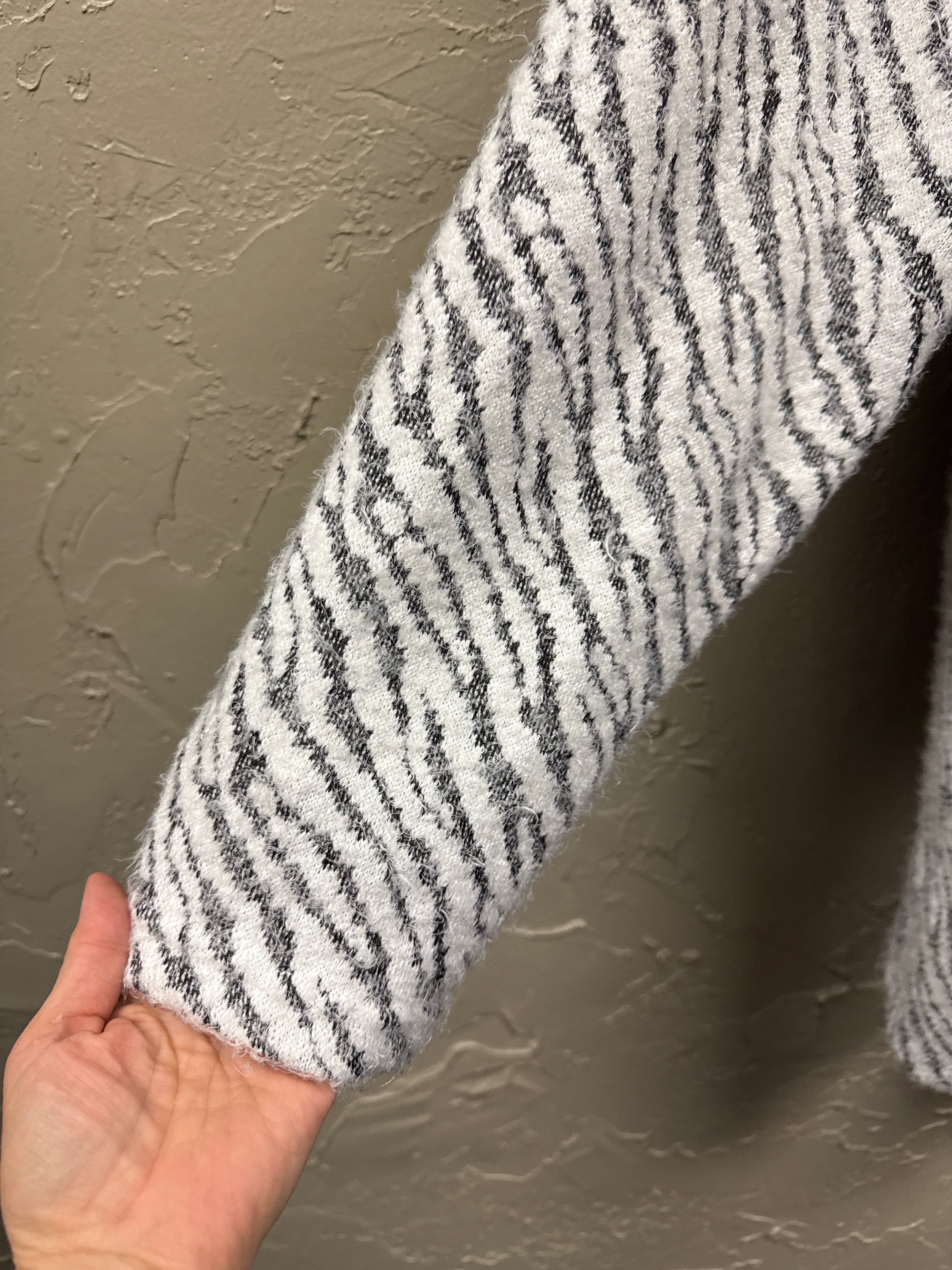 *ZEBRA STRIPED CARDIGAN