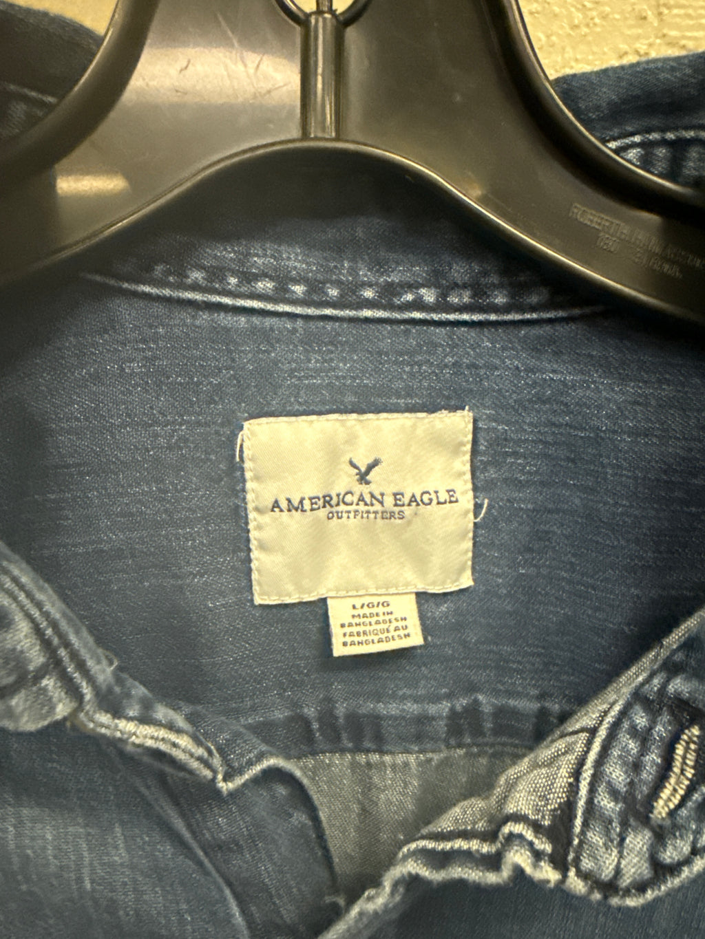 AMERICAN EAGLE CHAMBRAY SHIRT