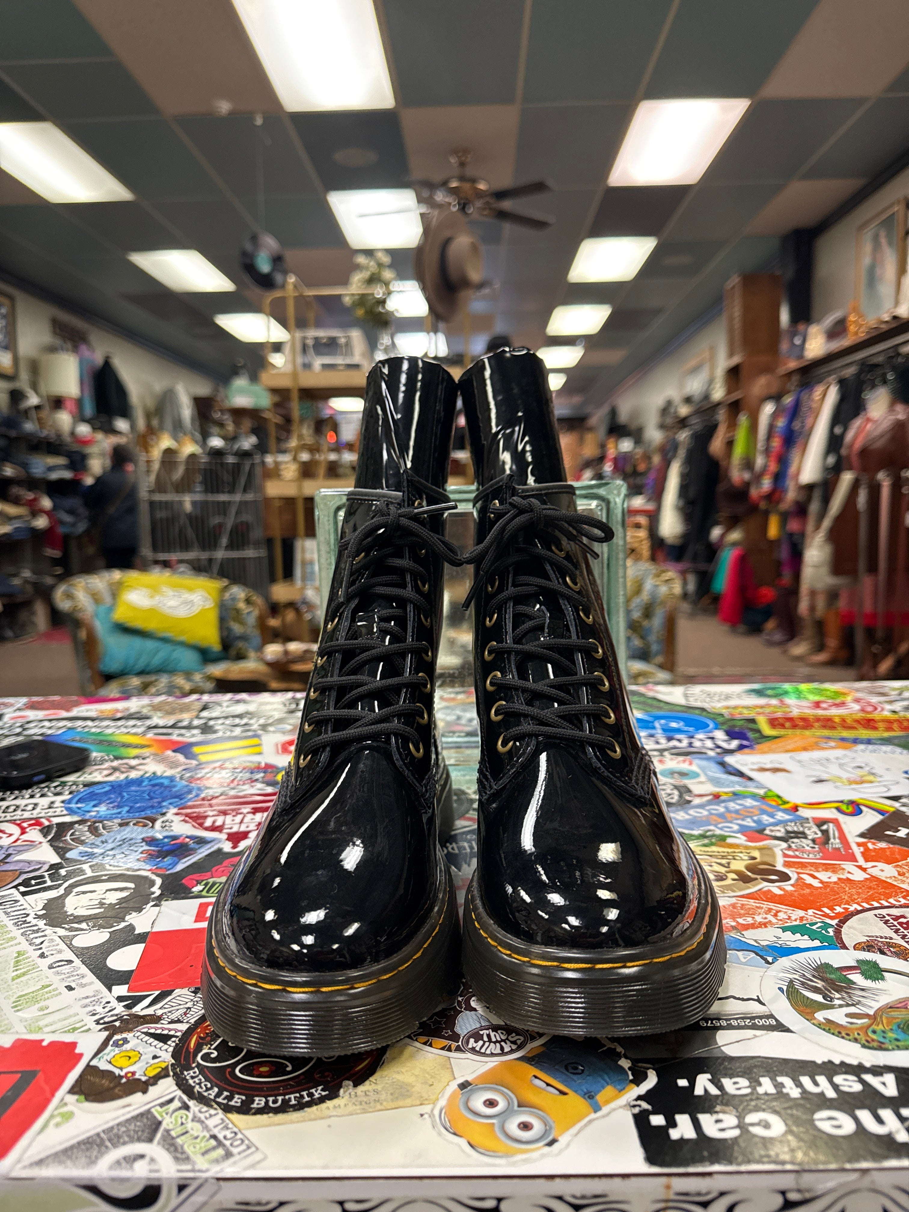 NWOT DR MARTEN PATENT LAMPER (org$170)