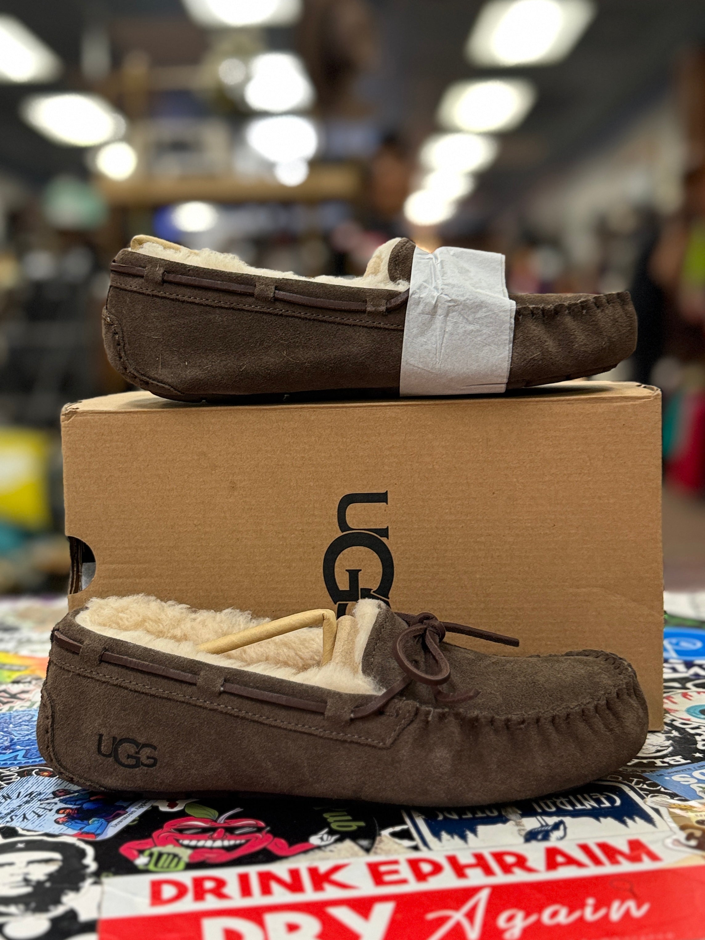 NIB UGG DAKOTA SLIPPER (org$110)