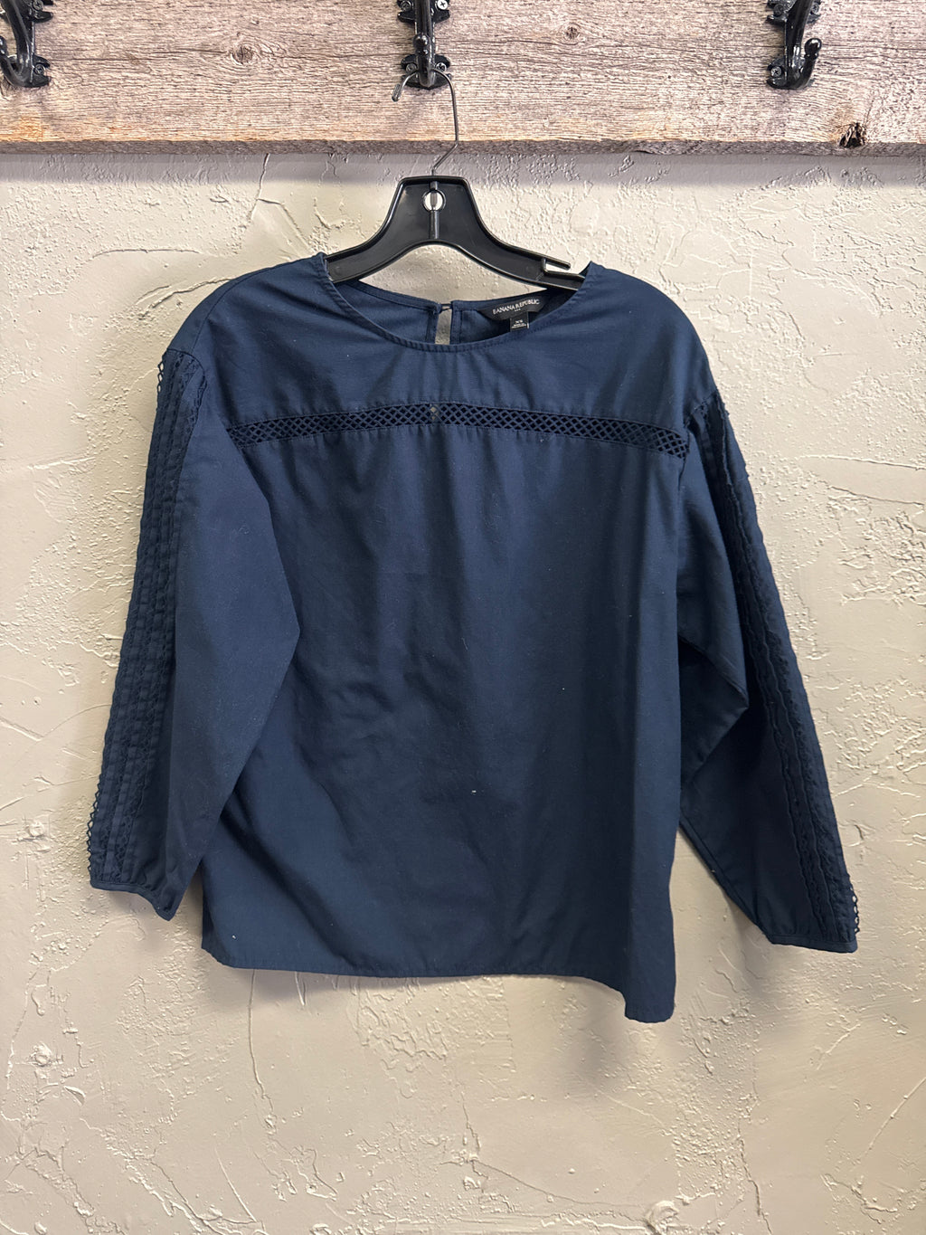 BANANA REPUBLIC LATTICE ACCENT TOP