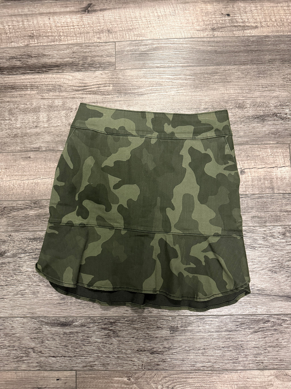 WHBM CAMO STRETCH FLOUNCE SKIRT