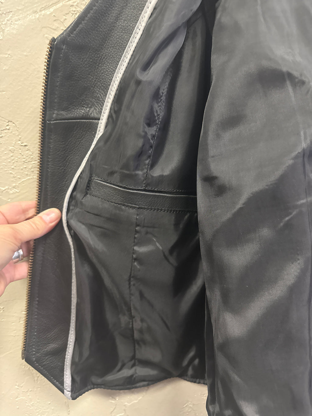 NWT UNIK WOMENS LEATHER VESTS (org$399)