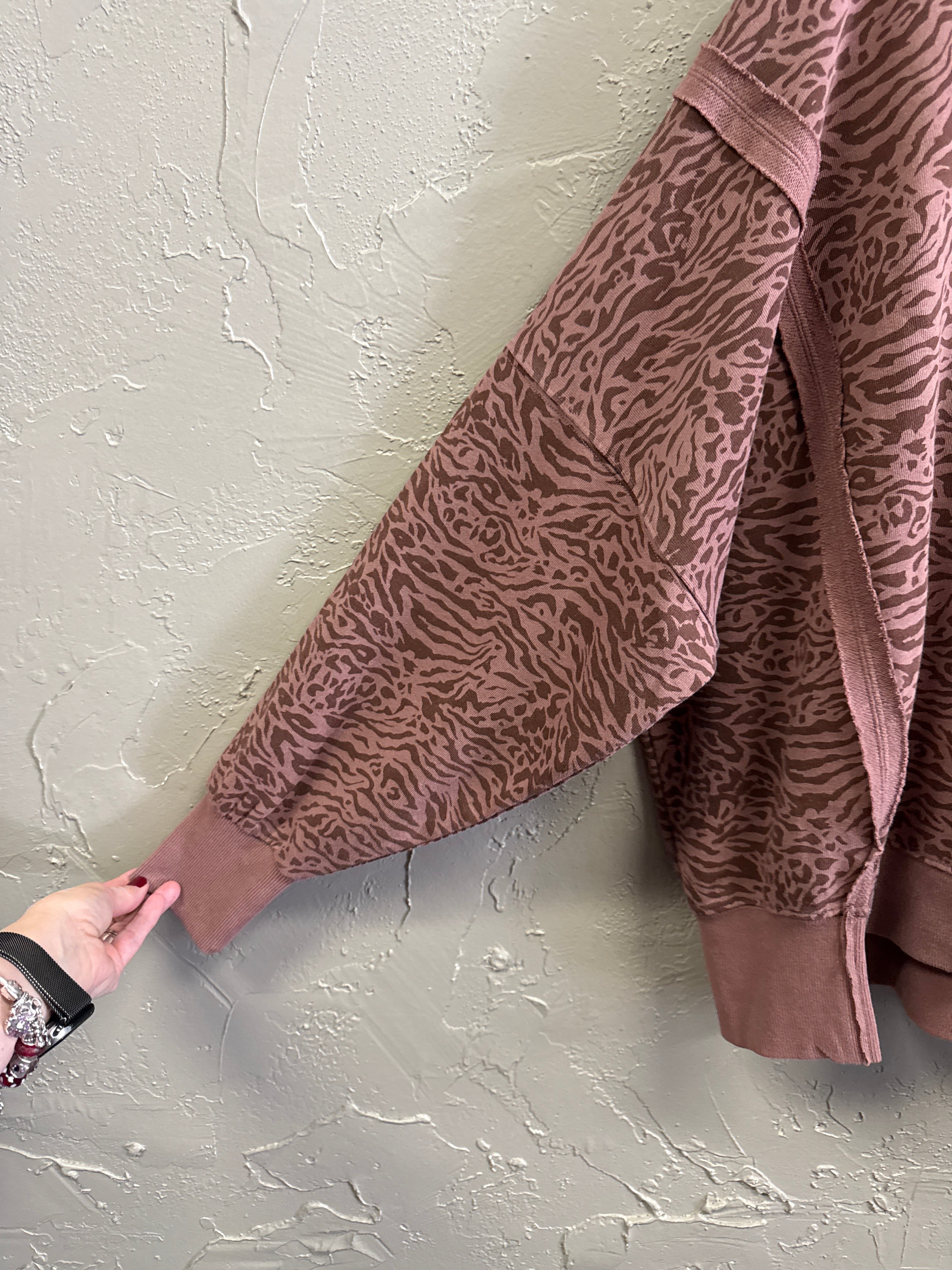 NWT VINYL ICONS TIGER-PRINT SWEATSHIRT