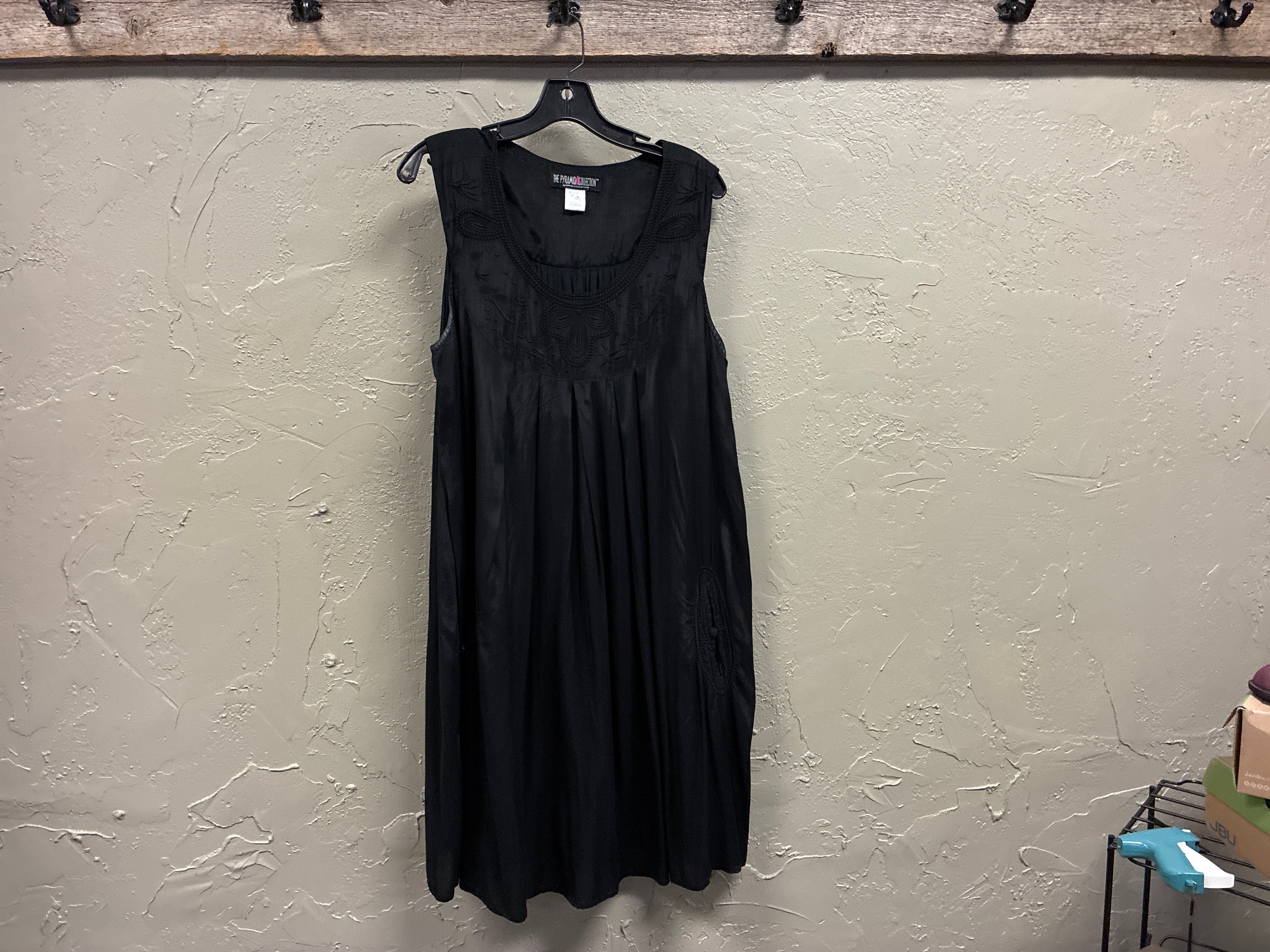 Pyramid Collection Sleeveless Midi Dress (org$80)